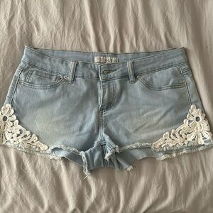 light blue shorts low rise from guess. Blue/ White, size 29